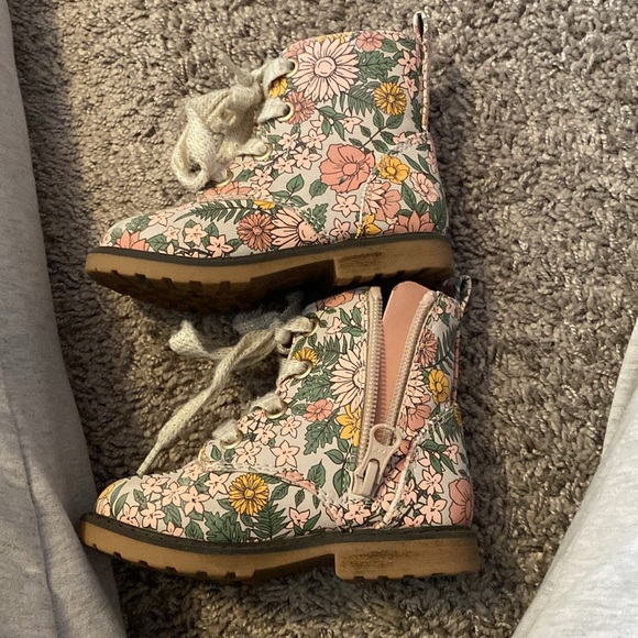 Cat & Jack floral combat boot, toddler girl. Size 6 barely worn. So cute! - Picture 2 of 5